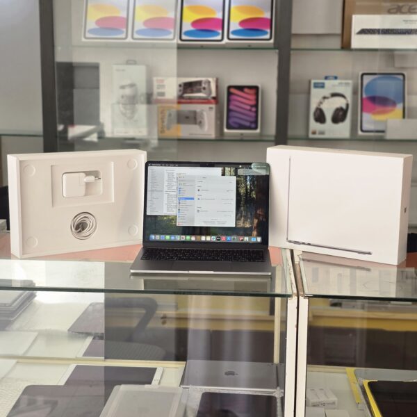 MacBook Air M2 — 8GB RAM — 256GB SSD